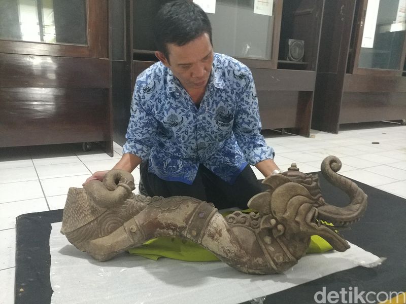 artegfak kepala naga