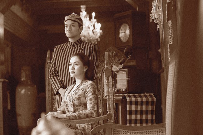 Vicky Shu dan Ade Imran terlihat serasi menggunakan kain Jawa dengan motif serupa. Foto: Dok. Instagram @aldiphoto