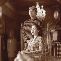 Vicky Shu dan Ade Imran terlihat serasi menggunakan kain Jawa dengan motif serupa. Foto: Dok. Instagram @aldiphoto