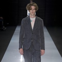 Di jajaran busana pria, Armani masih mengandalkan siluet tailoring yang klasik. (Foto: dok. Vogue)