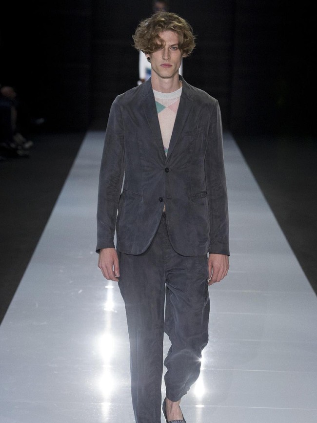Di jajaran busana pria, Armani masih mengandalkan siluet tailoring yang klasik. (Foto: dok. Vogue)