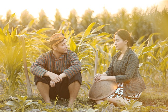 Ada momen di mana Vicky Shu juga memakai kebaya lurik serupa seperti calon pendamping hidupnya dan berpose di area sawah saat foto prewedding. Foto: Dok. Instagram @aldiphoto