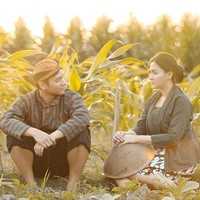 Ada momen di mana Vicky Shu juga memakai kebaya lurik serupa seperti calon pendamping hidupnya dan berpose di area sawah saat foto prewedding. Foto: Dok. Instagram @aldiphoto
