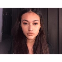 Lama tak terdengar kabarnya, Ratu Felisha kini ramai diperbincangkan media sosial karena perubahan bentuk bibirnya. Bibir Ratu Felisha kini lebih tebal. Netizen pun mengatakan bibirnya jontor. Perubahan bibirnya itu pun dipertanyakan. Diduga Ratu Felisha melakukan filler bibir. Benarkah? Foto: dok. Instagram