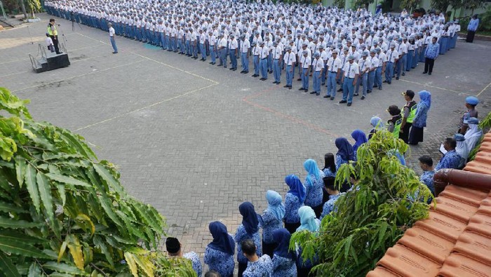 kapolrestabes surabaya jadi pembina upacara
