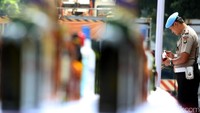 Tiga kontainer diamankan di Pelabuhan Tanjung Priok, Jakarta Utara, dan dua kontainer diamankan di Pelabuhan Tanjung Pinang, Kepulauan Riau. Total nilai barang tersebut mencapai Rp 26 miliar.