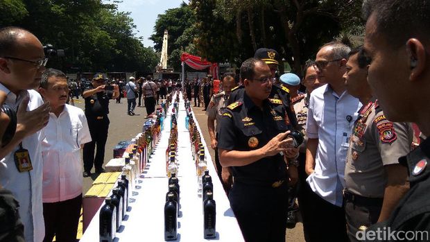 Penyelundupan 5 kontainer miras ilegal digagalkan.