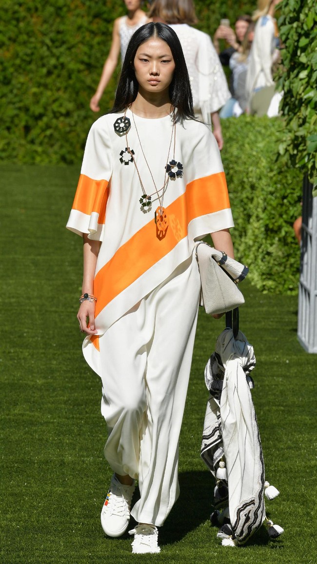 A model walks the runway during the Tory Burch Spring Summer 2018 Fashion Show at Cooper Hewitt, Smithsonian Design Museum on September 8, 2017 in New York City.  (Photo by Slaven Vlasic/Getty Images for Tory Burch)