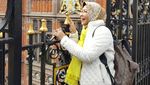Selfie Istri Wali Kota Batu di Liverpool Saat Suaminya Dicokok KPK