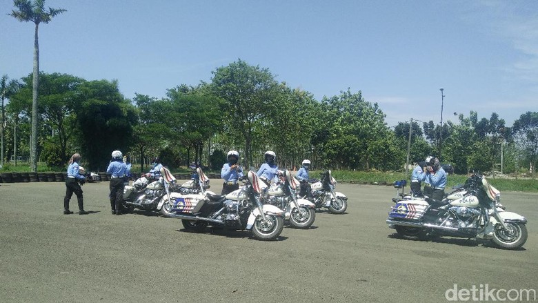 Pertolongan Pertama Saat Terjatuh dari Moge ala Polisi Foto: Khairul Imam Ghozali Pertolongan Pertama Saat Terjatuh dari Moge ala Polisi Foto: Khairul Imam Ghozali