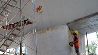 Sejumlah pekerja melakukan pengerjaan proyek pembangunan flyover di Jalan Gatot Subroto, Pancoran, Jakarta, Senin (18/9/2017).