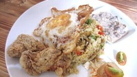 Masih dari Nasi Goreng Gourmet, yang ini nasi cajun dengan topping kepiting soka goreng, telur mata sapi dan saus jamur. Sedap mengenyangkan untuk makan siang. Foto: dok. detikFood