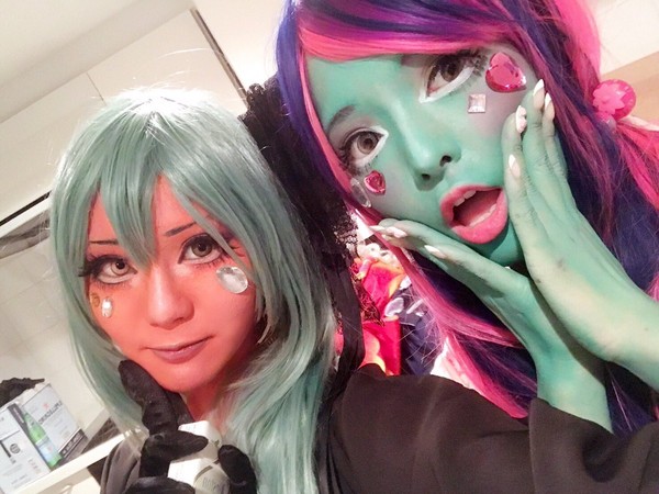 Apabila make up diterapkan di wajah, para cosplayer ini malah mewarnai kulitnya dengan berbagai warna cerah. Salah satu pelopornya adalah seorang DJ dan model Jepang bernama Miyako (@miyakocore/Twitter) Apabila make up diterapkan di wajah, para cosplayer ini malah mewarnai kulitnya dengan berbagai warna cerah. Salah satu pelopornya adalah seorang DJ dan model Jepang bernama Miyako (@miyakocore/Twitter)