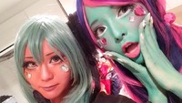 Apabila make up diterapkan di wajah, para cosplayer ini malah mewarnai kulitnya dengan berbagai warna cerah. Salah satu pelopornya adalah seorang DJ dan model Jepang bernama Miyako (@miyakocore/Twitter)