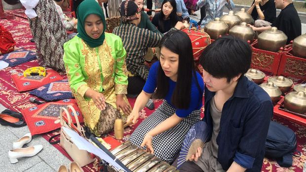 Kelas gamelan warga korea yang diselengarakan di halaman kantor KBRI di Seoul, Korea Selatan, Minggu (17/9) lalu.