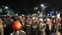 Sejumlah polisi anti huru-hara siaga dan merapat di depan Gedung LBH Jakarta. Polisi berusaha memukul mundur massa aksi agar menjauh Gedung LBH Jakarta. (Foto: Ahmad Bil Wahid/detikcom)