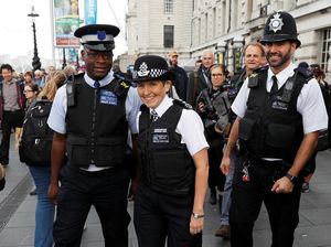Polisi Ganteng di London Ini Jago Banget Nge-dance