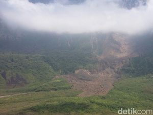 Anjing Pelacak Cari 2 Orang Hilang Pascalongsor di Galunggung