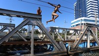 Seorang anak nampak terjun bebas dari atas jembatan.