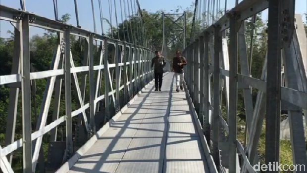Presiden Jokowi meresmikan jembatan gantung di Desa Mangunsuko, Magelang, Jawa Tengah.