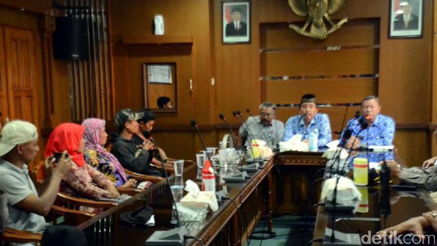 Pertemuan massa penolak semen dengan bupati Rembang