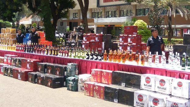 Penyelundupan 5 kontainer miras ilegal digagalkan.