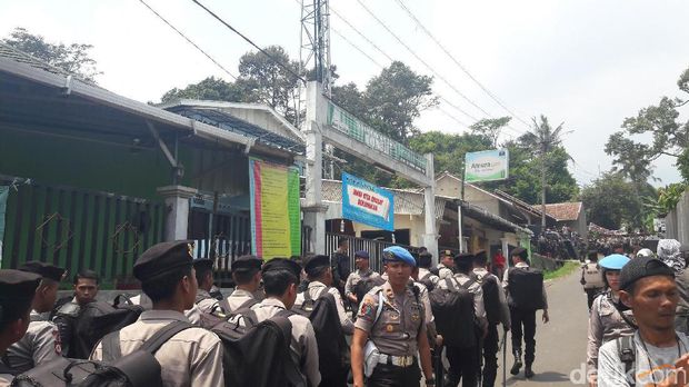Pesantren Ibnu Mas'ud Bogor Didemo, Warga Minta Ditutup