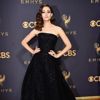 Emmy Rossum mengenakan gaun strapless elegan rancangan Zac Posen untuk ajang ini. Tampilan gaun berhias sequin disempurnakan tatanan rambut ala bintang klasik Hollywood yang berkelas dan perhiasan hijau emerald dari Lorraine Schwartz. Foto: Dok. Getty Images