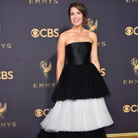 Haute Couture lady! Penampilan Mandy Moore terkesan begitu mewah dengan gaun strapless hitam dan putih bergaya klasik ini. Penampilannya semakin berkarakter ditambah pulasan lipstik fuchsia. Foto: Dok. Getty Images