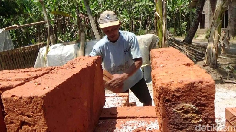Sawah Kering Petani di Purworejo Pilih Jadi Pembuat Batu Bata 