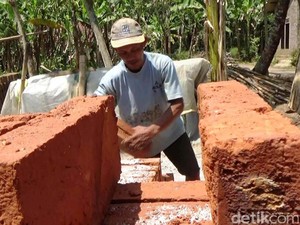 Sawah Kering, Petani di Purworejo Pilih Jadi Pembuat Batu Bata