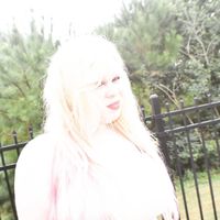 Wanita Albino Ini Jadi Viral Pasca Pakai Foundation Rihanna