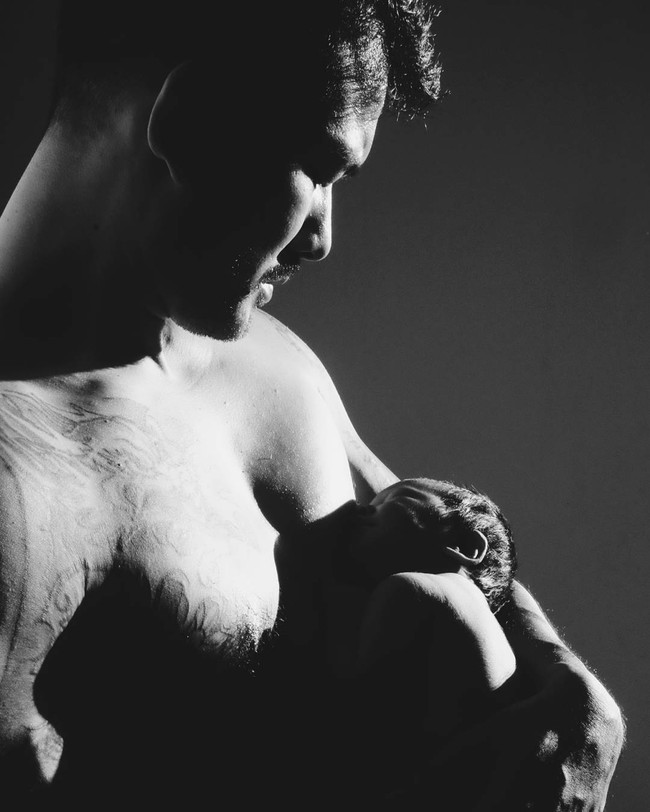 Rio Dewanto menggendong Salma yang baru berusia tiga hari. Bagi Rio dan istrinya Atiqah Hasiholan, kelahiran Sal, begitu dia biasa disapa, sebuah anugerah yang luar biasa setelah empat tahun mereka menikah. Penampilan Rio yang berpose bertelanjang dada dalam foto ini menjadi sorotan netizen wanita. Mereka langsung menjuluki bintang film Filosofi Kopi ini sebagai hot daddy. Foto: Dok. Instagram Rio Dewanto