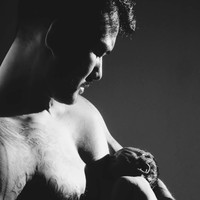 Rio Dewanto menggendong Salma yang baru berusia tiga hari. Bagi Rio dan istrinya Atiqah Hasiholan, kelahiran Sal, begitu dia biasa disapa, sebuah anugerah yang luar biasa setelah empat tahun mereka menikah. Penampilan Rio yang berpose bertelanjang dada dalam foto ini menjadi sorotan netizen wanita. Mereka langsung menjuluki bintang film Filosofi Kopi ini sebagai hot daddy. Foto: Dok. Instagram Rio Dewanto