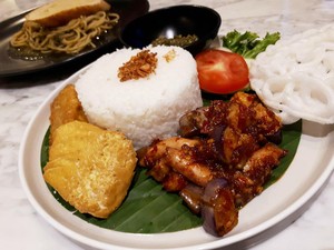 Brood-en-Boter: Menyantap Cumi Terong Balado hingga Bolu Nougat Klasik di Resto Homey