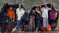Pengungsi Rohingya berlindung dari hujan. REUTERS/Cathal McNaughton.