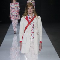 Sebuah bangunan bekas gudang tembakau di East London dipilih sebagai lokasi fashion show. (Foto: dok. Vogue)