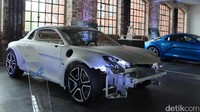 Beberapa mobil yang dipajang di tempat ini juga dijual untuk para kolektor.
