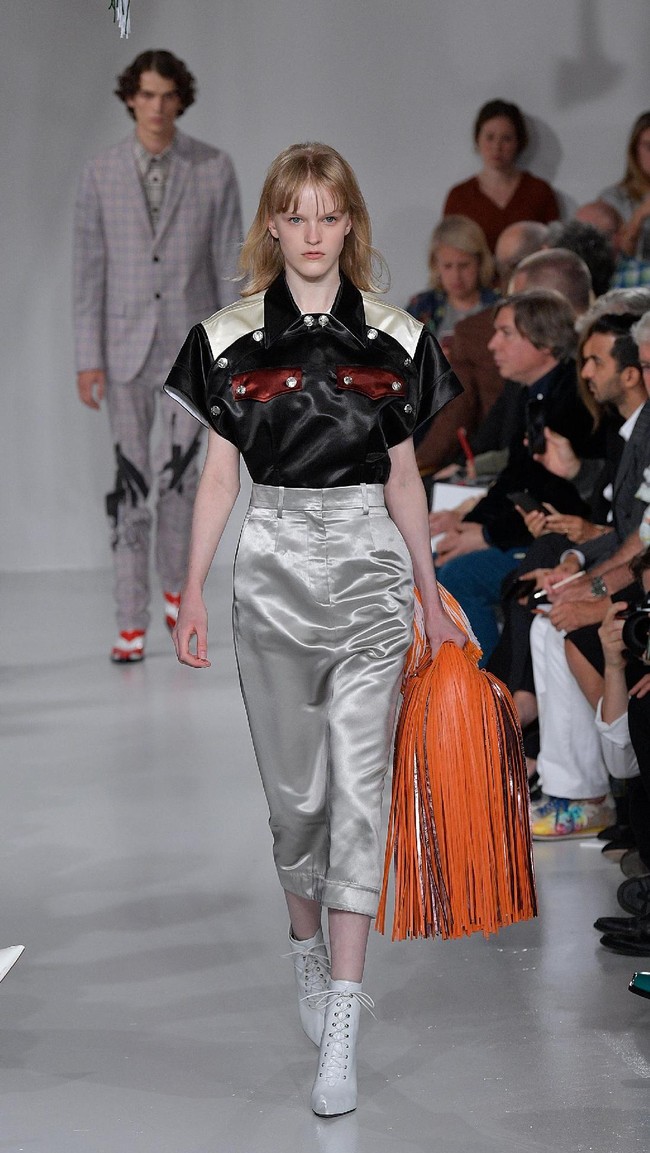 A model walks the runway for Calvin Klein Collection fashion show during New York Fashion Week  on September 7, 2017 in New York City.  (Photo by Slaven Vlasic/Getty Images)