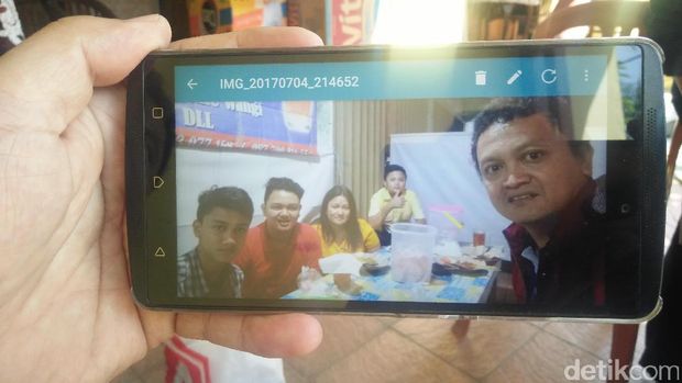 Achmad Nasir Asadi ayah kandung Eko, mahasiswa UGM yang jatuh dari atap menunjukkan foto saat liburan terkahir.