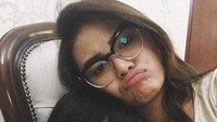Dia juga terlihat lebih fresh saat berpose dengan adiknya ini. Foto: Instagram Aurel Hermansyah