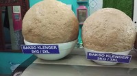 Nah yang ini ada di Jogja. Tepatnya ada di Jalan Wahid Hasyim No. 296 Nologaten, Caturtunggal, Kecamatan Depok, Yogykarata. Di sini ukuran baksonya mulai dari 250 gram, 500 gram, 1 Kg hingga 5 Kg. Kalau mau pesan bakso ukuran besar, harus pesan terlebih dulu ya. Foto: Istimewa