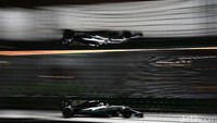 Posisi Hamilton tak terusik sama sekali dan mencapai finis dengan catatan waktu. Foto: Getty Images