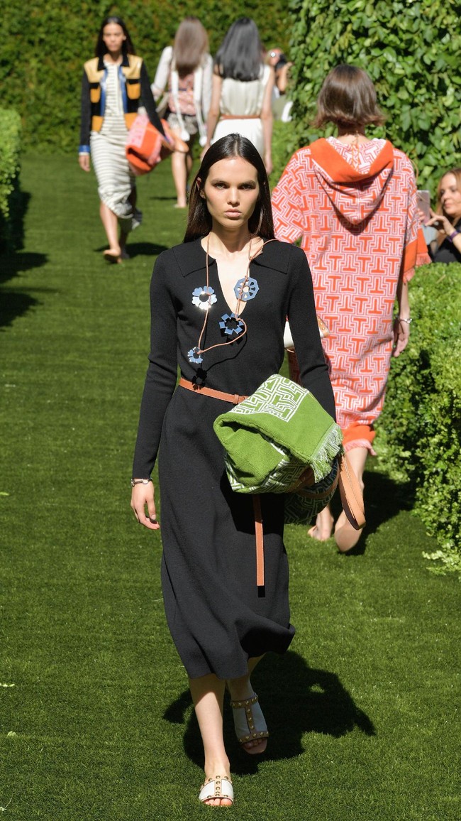 A model walks the runway during the Tory Burch Spring Summer 2018 Fashion Show at Cooper Hewitt, Smithsonian Design Museum on September 8, 2017 in New York City.  (Photo by Slaven Vlasic/Getty Images for Tory Burch)