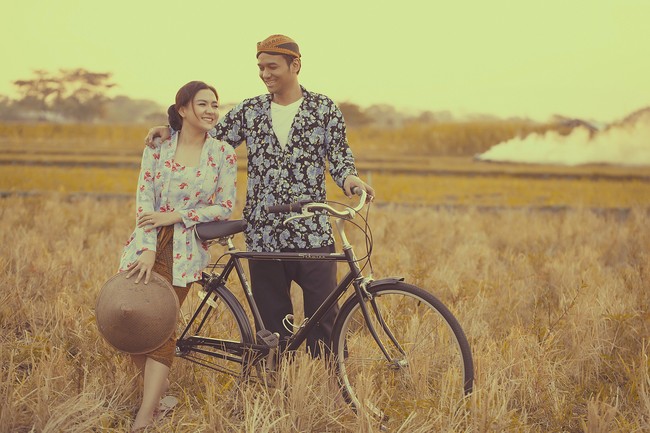 Sepeda ontel tak lupa juga menjadi pelengkap foto prewedding Vicky Shu dan Ade Imran. Foto: Dok. Instagram @aldiphoto
