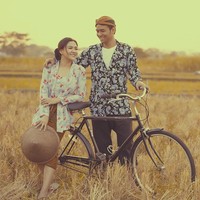Sepeda ontel tak lupa juga menjadi pelengkap foto prewedding Vicky Shu dan Ade Imran. Foto: Dok. Instagram @aldiphoto