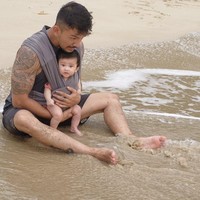 Penampilan Rio Dewanto dengan brewok, tato dan tubuhnya yang atletis saat menggendong bayinya inilah yang membuat netizen menjulukinya hot daddy. Foto: Dok. Instagram Rio Dewanto