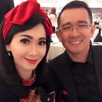 Poppy Putri merupakan presenter infotainment yang di persunting oleh pengusaha asal Malaysia bernama Dato Abdul Rahim Al Haj. Foto: Instagram.