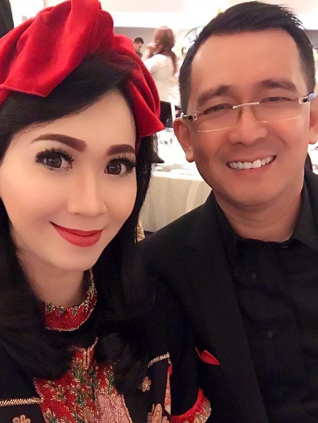 Poppy Putri merupakan presenter infotainment yang di persunting oleh pengusaha asal Malaysia bernama Dato Abdul Rahim Al Haj. Foto: Instagram.