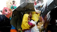 Hujan deras mengguyur Coxs Bazar, Bangladesh, pada 17 September kemarin. REUTERS/Mohammad Ponir Hossain.